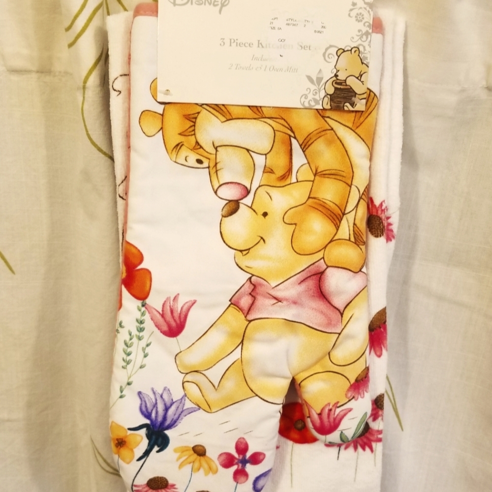 NWT Disney Winnie the Pooh Oven Mitt and Towel Set - One Mitt & Two Towels